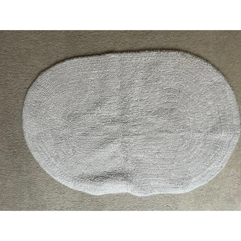 Plush White Oval Bath Rug 30.5